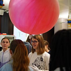 Schülerin mit einem der beiden Testballone