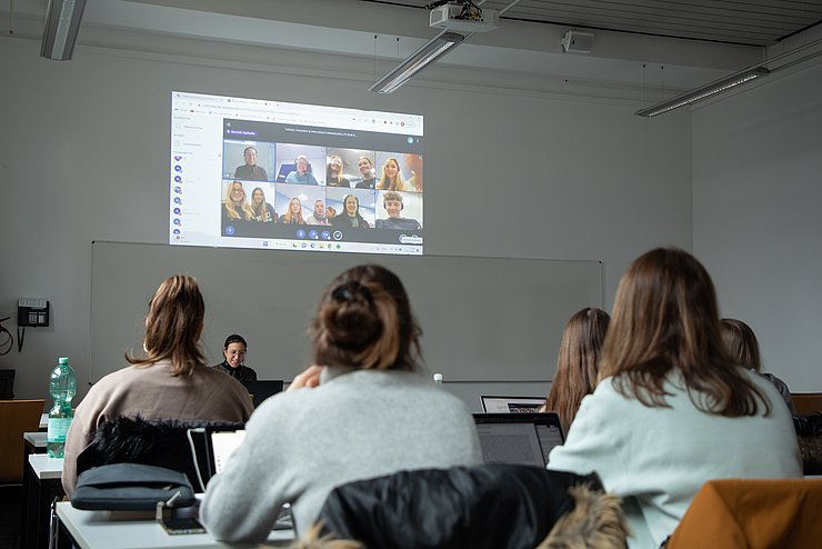 Übersetzen virtuell: Studierende von PHKA und Durham University im gemeinsamen Telekollaborationsseminar. Foto: Lea Schmitt/PHKA