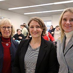 11. Poetik-Dozentur „kinderleicht & lesejung“: (v.l.) PD Dr. Beate Laudenberg, Nina Blazon und Prof. Dr. Ina Brendel-Kepser im November 2024 an der Pädagogischen Hochschule Karlsruhe. Foto: PHKA