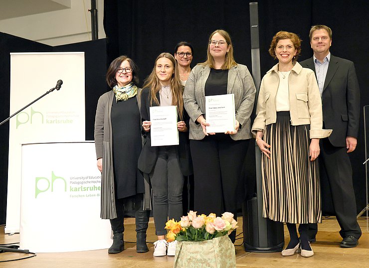 Prämierung beste Abschlussarbeiten: Ihre Urkunden zeigen Alina Bischoff (l.) und Tabea Seck. Foto: Jörg Donecker/PHKA