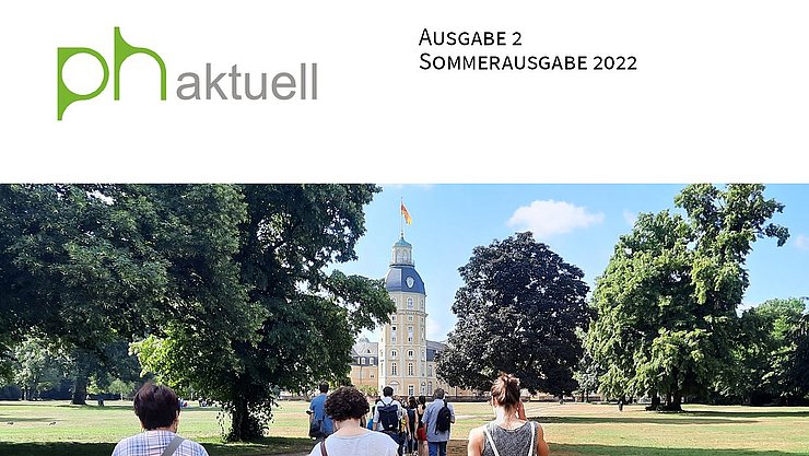 Das Cover der PH AKTUELL Sommerausgabe mit PHKA Logo und einem Bild von spazierendehenden Verwaltungsmitarbeitenden von hinten. Sie gehen durch den Park auf das Karlsruher Schloss zu, dass ebenfalls zu sehen ist.