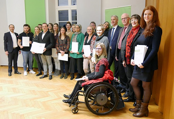 Die Deutschlandstipendiatinnen und Deutschlandstipendiaten mit ihren Stiftern. Foto: Stefanie Krämer/Pädagogische Hochschule Karlsruhe
