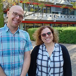 Nimrod Tal (l.) und Miri Yochanna vom Kibbutzim College im Mai 2022 an der Pädagogischen Hochschule Karlsruhe. Foto: PHKA
