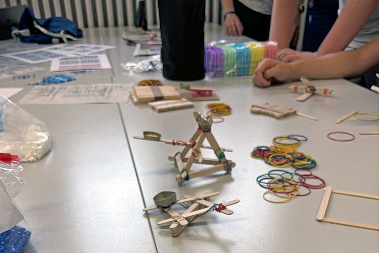 Mitmachangebote für Kinder: Am Stand der PHKA bei den Science Days Flugbahnen von Katapultgeschossen optimieren. Foto: Fabian Mundt