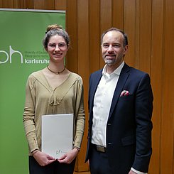 Deutschlandstipendiatin Ann-Sophie Probst und Dr. Holger Schlegel (b.i.g. gruppe). Foto: Stefanie Krämer/Pädagogische Hochschule Karlsruhe