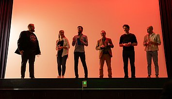Gelungene Premiere: Die fünf PHKA-Slamer:innen und Moderator Philipp Schrögel (l.) Foto: Roxane Fijean/PHKA