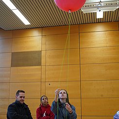Schülerin simuliert den Start des Ballons 