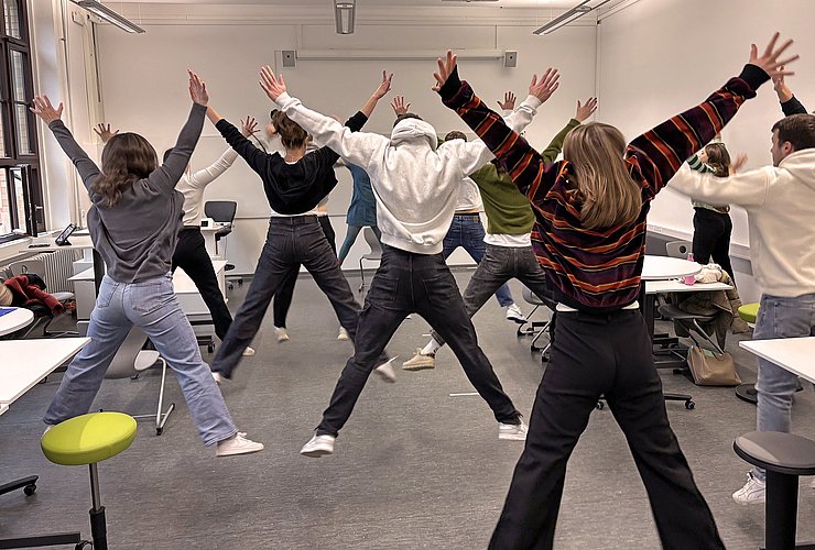 Weniger Sitzen, besser Lernen: Bewegungsaktivierender Seminarraum der PHKA. Foto: PHKA-Institut f. Bewegungserziehung und Sport