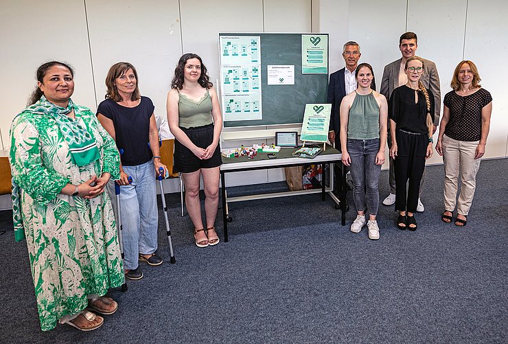 PHKA-Studierende entwickeln soziale Geschäftsideen für Karlsruhe. Das Siegerteam mit Bürgermeister Lenz (hinten links), Prof. Claudia Wiepcke (2. v.r.) und weiteren Jurymitgliedern. Foto: Joel Frank/PHKA