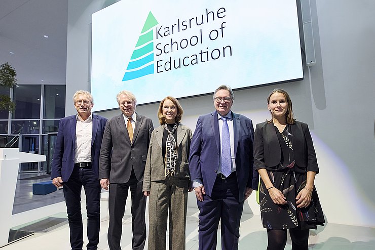 Eröffnung der Karlsruhe School of Education: (v.l.n.r.) Prof. Alexander Woll, wissenschaftlicher Leiter der KSE am KIT; Prof. Jan S. Hesthaven, Präsident des KIT; Petra Olschowski, Ministerin für Wissenschaft, Forschung und Kunst Baden-Württemberg; Prof. Klaus-Peter Rippe, Rektor der PHKA; Prof. Nadine Anskeit, wissenschaftliche Leiterin der KSE an der PHKA. Foto: Sascha Schäfer/KIT