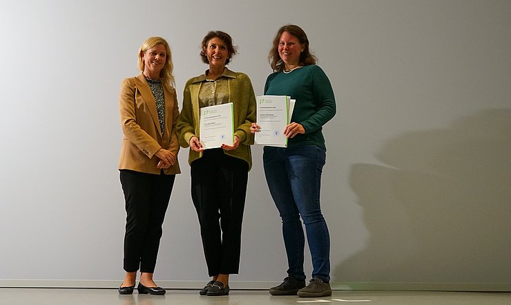 PHKA-Hochschullehrpreis 2023: Olga Walter (M.) und Dr. Tina Schulze nahmen die Auszeichnung von Prorektorin Kohl-Dietrich (l.) entgegen. Foto: Roxane Fijean/Pädagogische Hochschule Karlsruhe