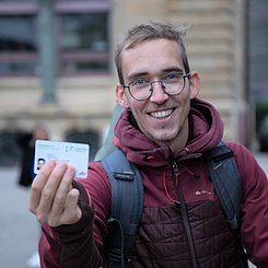 Hab' ihn: PHKA-Student mit seinem neuen Studierendenausweis. Foto: Lea Schmitt/PHKA