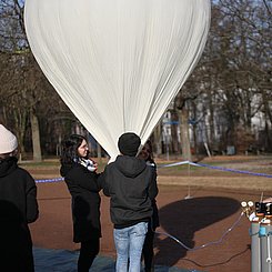 Stratosphärenballon - Physik am Rand zum Weltall: Befüllen des Ballons 03. Foto: Joel Frank