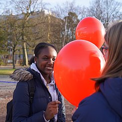 Eine Schülerin  mit den Ballons die auf unsere Aktion aufmerksam machen sollen. 