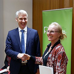 Dietrich Nagel (BBBank) und Deutschlandstipendiatin Mirijam Rötten. Foto: Stefanie Krämer/Pädagogische Hochschule Karlsruhe