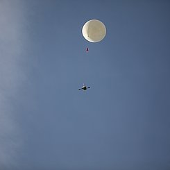 Stratosphärenballon - Physik am Rand zum Weltall: Ballon mit Sonde kurz nach dem Start. Foto: Joel Frank