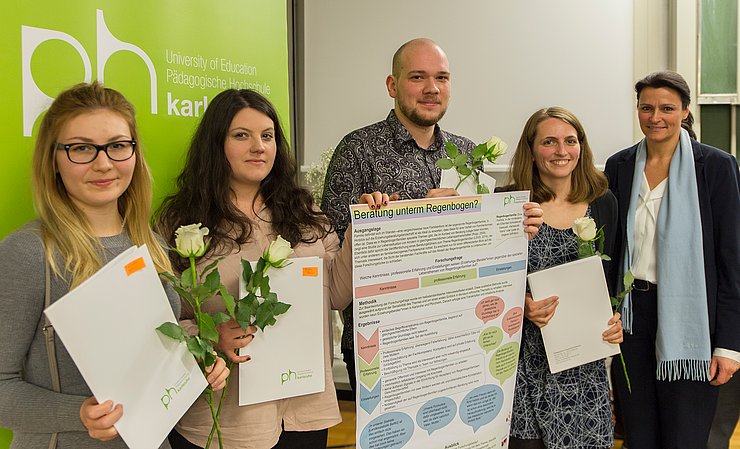 Preisträgerinnen und Preisträger des Poster-Wettbewerbs mit Prof. Dr. Annette Worth (r.). Foto: Pädagogische Hochschule Karlsruhe.