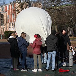 Stratosphärenballon - Physik am Rand zum Weltall: Befüllen des Ballons 02. Foto: Joel Frank
