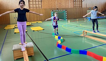 Sportschuhbande: Das an der PHKA entwickelte Angebot stärkt Kinder mit motorischem Förderbedarf. Foto: Caroline Handtmann