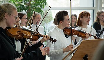 Gemeinsam Musik machen: In einem der Studierenden-Ensembles der Pädagogischen Hochschule Karlsruhe. Foto: Lea Schmitt/PHKA