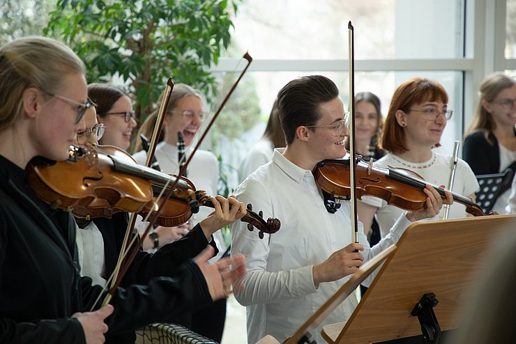 Gemeinsam Musik machen: In einem der Studierenden-Ensembles der Pädagogischen Hochschule Karlsruhe. Foto: Lea Schmitt/PHKA