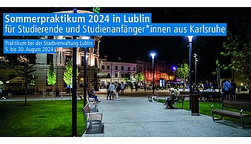 Unter dem titel "Sommerpraktikum in Lublin für Studierende" ist ein Platz in der Stadt mit Menschen, Bänken und Stadthäusern im Hintergrund zu sehen