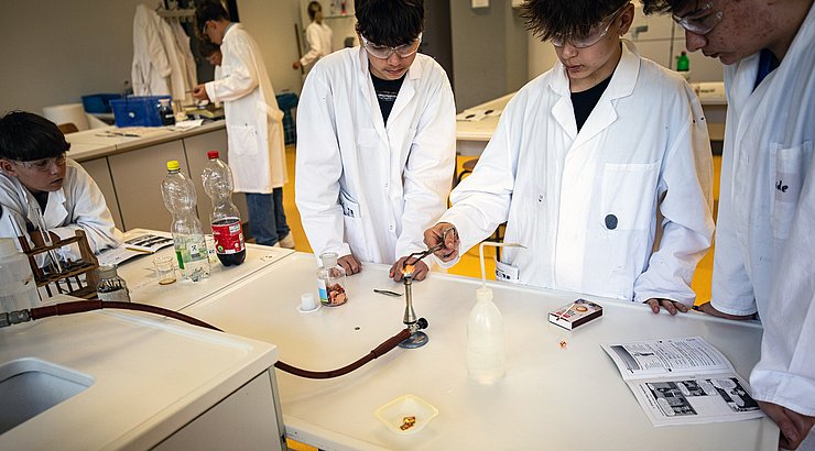 Schüler experimentieren im Rahmen eines Angebots des Lehr-Lern-Labors makeScience! Foto: Joel Frank/Pädagogische Hochschule Karlsruhe