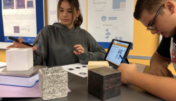 eine Schülerin und ein Schüler beschääftigen sich im Lernbüro Mathematik des Projekts ProNaMU selbstständig mit den verschiedenen haptischen, analogen und digitalen Materialien