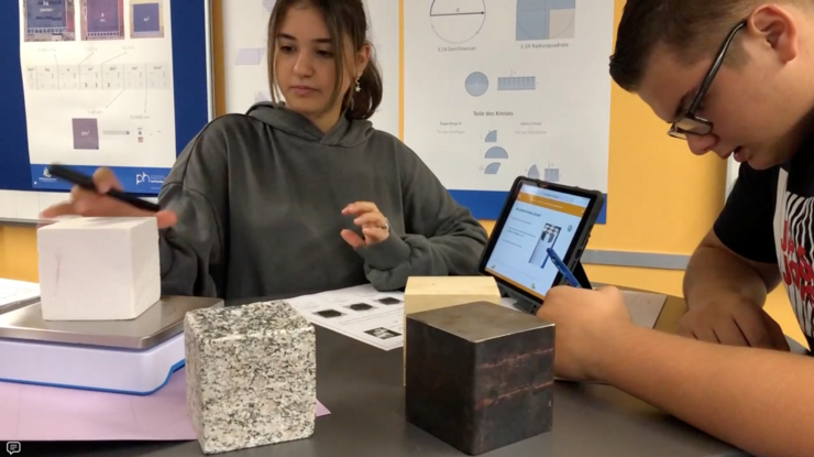 eine Schülerin und ein Schüler beschääftigen sich im Lernbüro Mathematik des Projekts ProNaMU selbstständig mit den verschiedenen haptischen, analogen und digitalen Materialien
