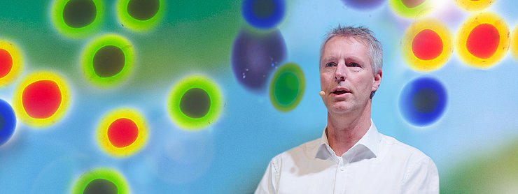 Bubble Tea-Bällchen: Prof. Dr. Matthias Ducci setzt in den Alginat-Kugeln chemische Reaktion spektakulär in Szene. Foto: Chemie.BW