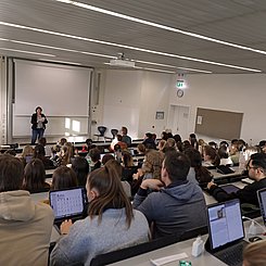 11. Poetik-Dozentur „kinderleicht & lesejung“: Vorlesung von Nina Blazon im November 2024 an der Pädagogischen Hochschule Karlsruhe. Foto: PHKA