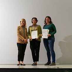Hochschullehrpreis 2023: Die beiden Preisträgerinnen Olga Walter (M.) und Tina Schulze (r.) mit Prorektorin Dorothee Kohl-Dietrich. Foto: Roxane Fijean/PHKA