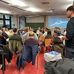 Sebastian Engelmann führte in das Fishbowl-Event ein, erklärte die Regeln und moderierte das Gespräch. Foto: PHKA