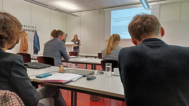 Bildungshistorische Perspektive: Teilnehmende der Fachtagung „Krieg und Frieden“ an der Pädagogischen Hochschule Karlsruhe. Foto: PHKA