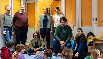 In der MachmitWerkstatt: Landtagsabgeordneter Alexander Salomon (2.v.r.), MiniMa-Gründerin Prof. Dr. Christiane Benz (4.v.r.), PHKA-Rektor Klaus Peter Rippe und Mitarbeiterinnen des PHKA-Instituts für Mathematik mit Kindern der Evangelischen Kindertageseinrichtung „Mutter Jolberg“. Foto: Hahl/PHKA