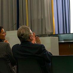 Applaus für die Slamer:innen: Prorektorin Annette Worth und Rektor Klaus Peter Rippe. Foto: Roxane Fijean/PHKA