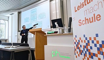 Bilder-LinkedIn-quer - Schulleitungstagung (2) Dr. Niels Anderegg bei der Schulleitungstagung von LemaS-Transfer an der PHKA. Foto: Anna Schuer