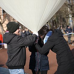 Stratosphärenballon - Physik am Rand zum Weltall: Befüllen des Ballons 04. Foto: Joel Frank