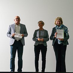 Zwei Studiengänge akkreditiert: Anette Meier überreichte die Urkunden an Thorsten Kirste (l.) und Karin Schäfer-Koch (r.) Foto: Roxane Fijean/PHKA