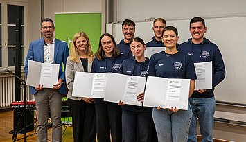PHKA-Preisträger:innen: Kai Koch (l.) sowie Mitglieder des Awareness-Teams mit Prorektorin Dorothee Kohl-Dietrich (M.) Foto: Hahl/PHKA