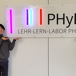 Die Studierenden besuchen das PHyLa am Institut für Physik und Technische Bildung. Ebenfalls zu sehen ist Engin Kardas, wissenschaftlicher Mitarbeitender.