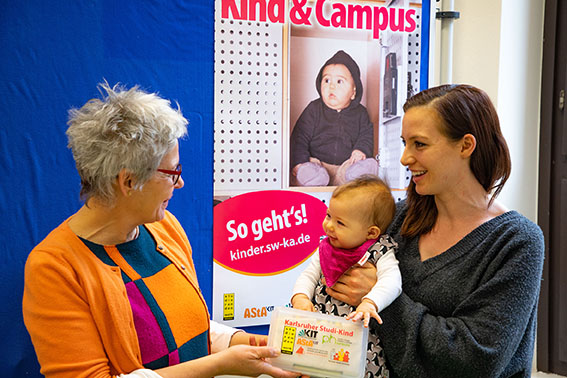 Praktisch und gut zu gebrauchen: Britta Nann (l.) überreicht Jenny Kölmel die Welcome-Box der Kampagne „Kind und Campus: So geht’s“. Foto: David Manherz / Pädagogische Hochschule Karlsruhe
